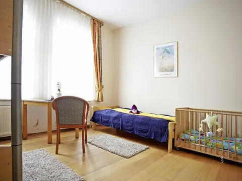 Zimmer mit Bett und Kinderbett